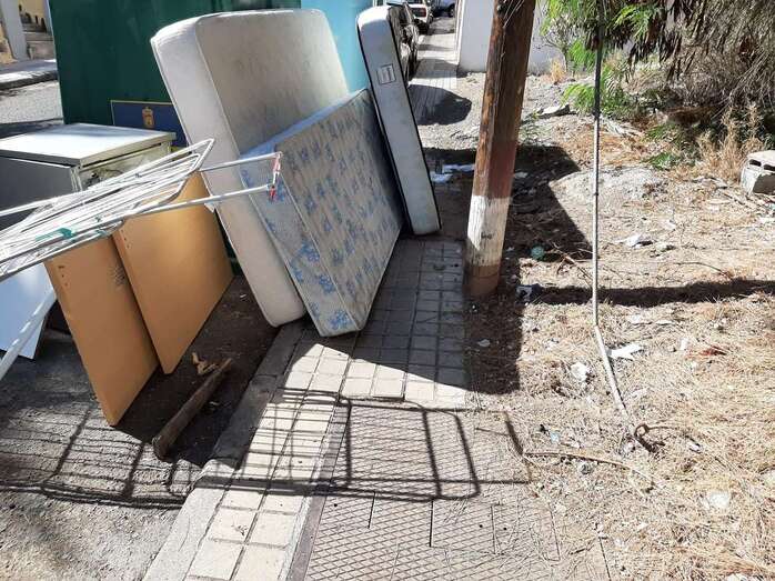 Imagen de los enseres abandonados en la calle Cardenal Cisneros (Foto TA)